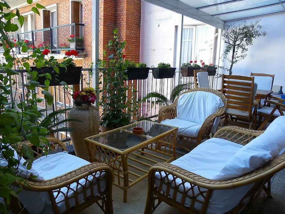 Hotel Poussin Paris