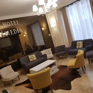Media *** Paryż