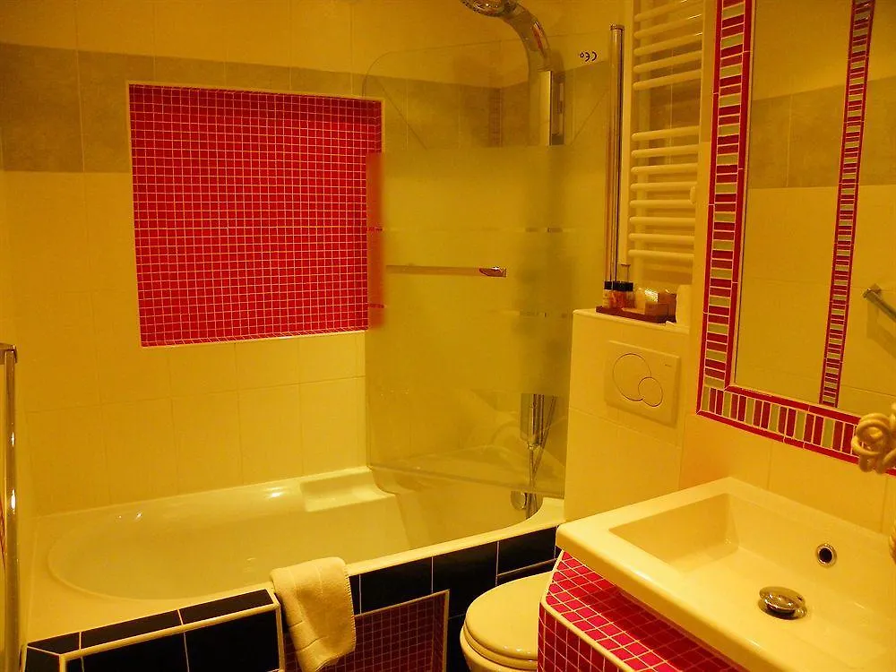 Hotel Poussin Paris