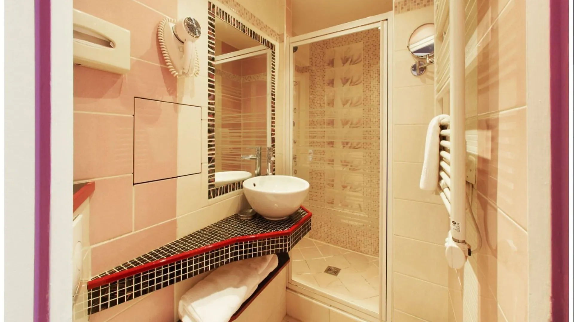 ***  Hotel Poussin Paris France