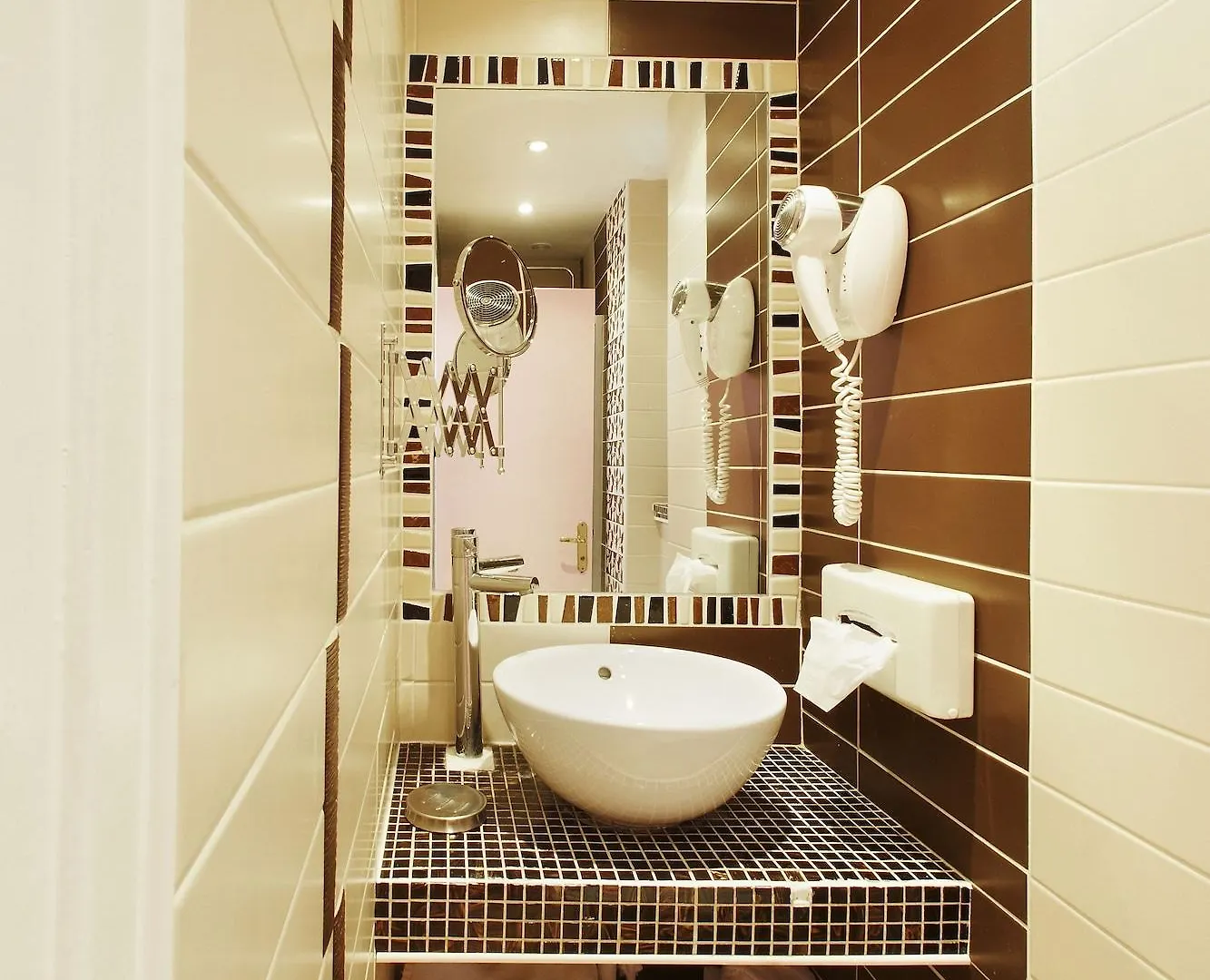 Hotel Poussin Paris
