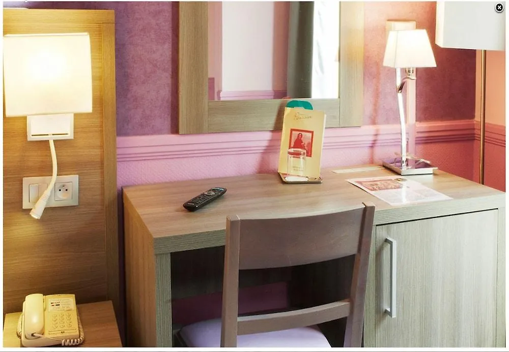***  Hotel Poussin Paris France