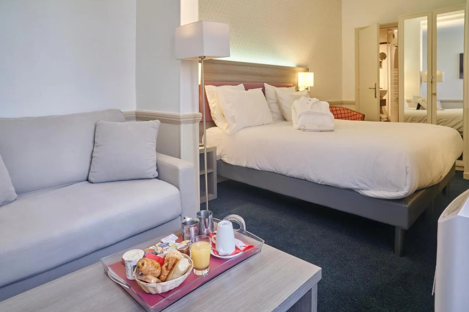 Hotel Poussin contacts