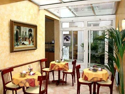 Hotel Poussin Paryż